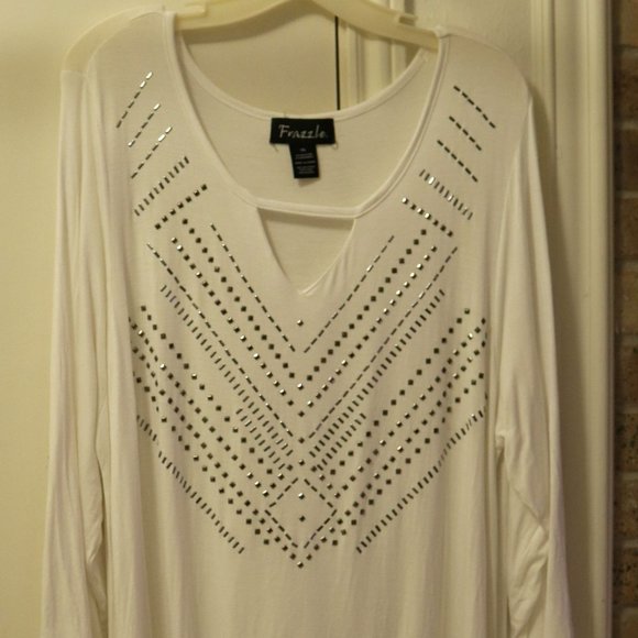 White sharkbite hem keyhole collar mid length sleeve w/silver embellishment - Picture 1 of 5